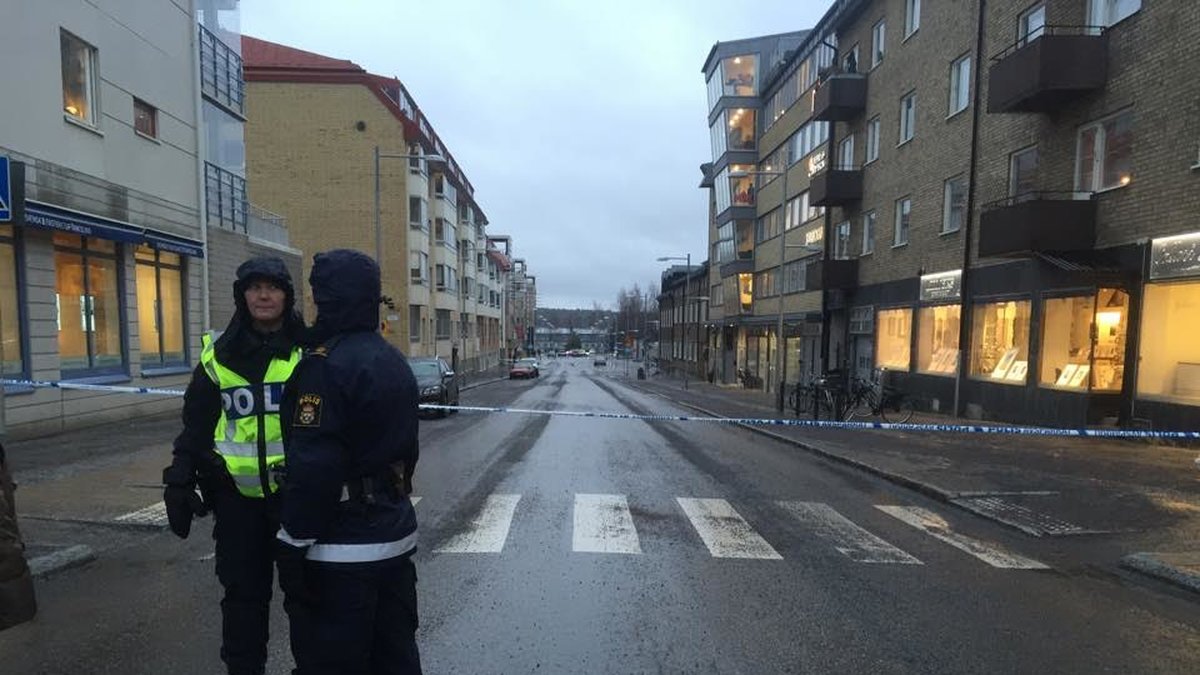 Två poliser jobbar i centrala Luleå efter misstänkt bombhot. 